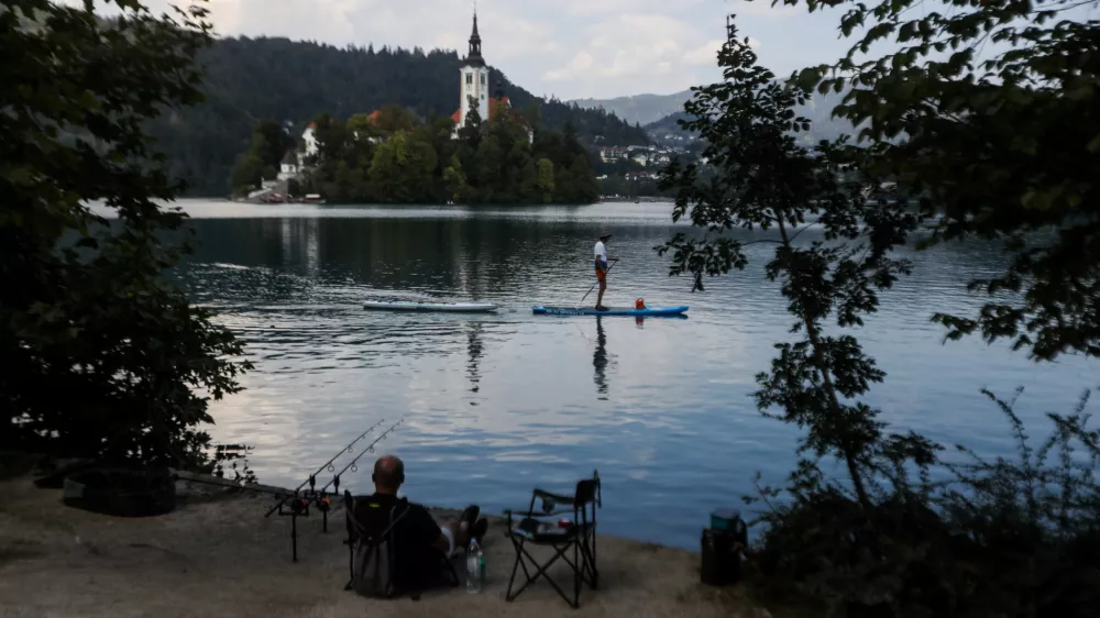 - 03.09.2024. - Bled, Blejsko jezero, turizem, sup, ribič.//FOTO: Bojan Velikonja