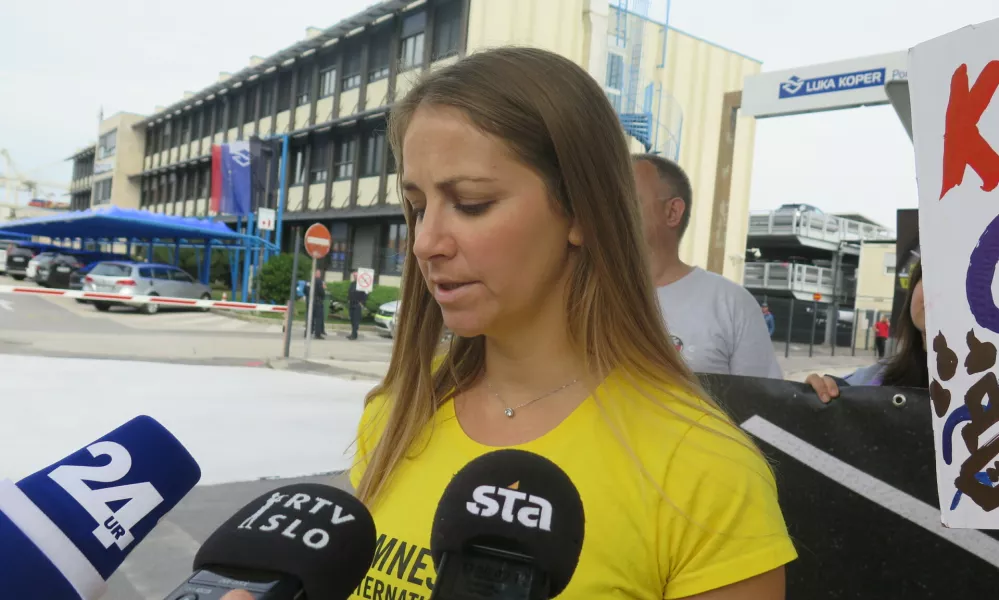 Koper, vhod v tovorno pristanisce.Novinarska konferenca Amnesty International Slovenija, na kateri so predstavili poziv slovenskim oblastem, naj preprecijo vplutje ladje Kathrin z eksplozivom za Izrael.Predstavnica Amnesty International Slovenija Taja Premk.