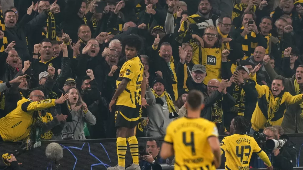 Dortmund's Karim Adeyemi celebrates with the fans his side's second goal during the Champions League opening phase soccer match between Borussia Dortmund and Celtic FC at the BVB Stadion in Dortmund, Germany, Tuesday, Oct. 1, 2024. (AP Photo/Martin Meissner)