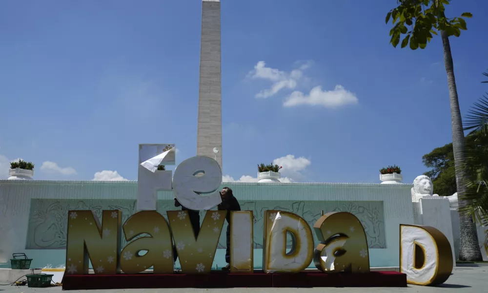 People set up Christmas decorations in Caracas, Venezuela, Tuesday, Oct. 1, 2024. (AP Photo/Ariana Cubillos)