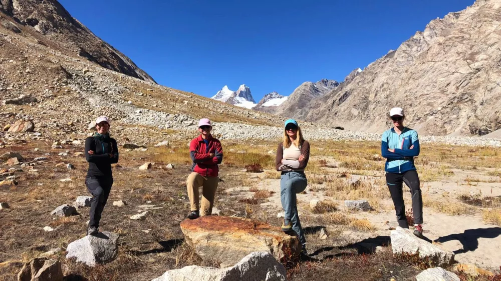 Članice ženske alpinistične odprave v indijsko Himalajo v baznem taboru: Urša Kešar, Patricija Verdev, Anja Petek in Ana Baumgartner.