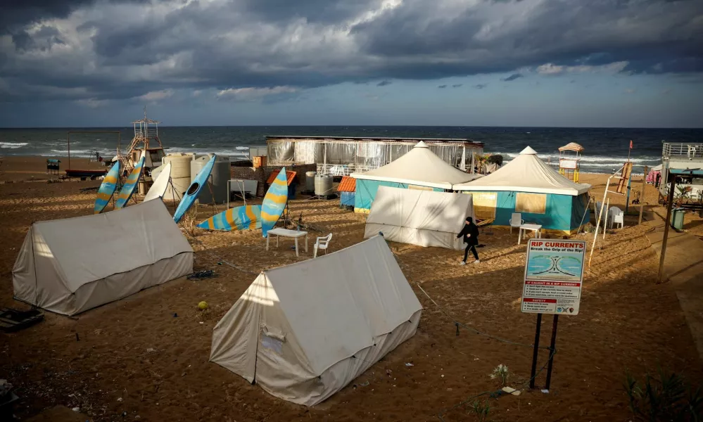 A view of a makeshift encampment where displaced live, amid hostilities between Hezbollah and Israel, at a beach in Beirut, Lebanon, October 1, 2024. REUTERS/Louisa Gouliamaki   TPX IMAGES OF THE DAY