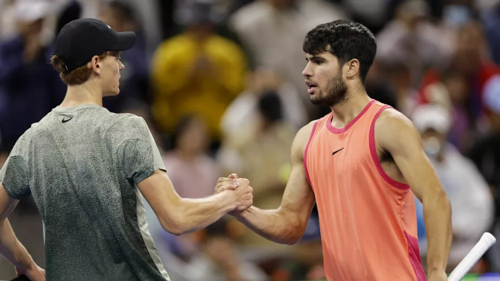 Tennis - China Open - China National Tennis Center, Beijing, China - October 2, 2024 Spain's Carlos Alcaraz shakes hands with Italy's Jannik Sinner after winning their final match REUTERS/Tingshu Wang