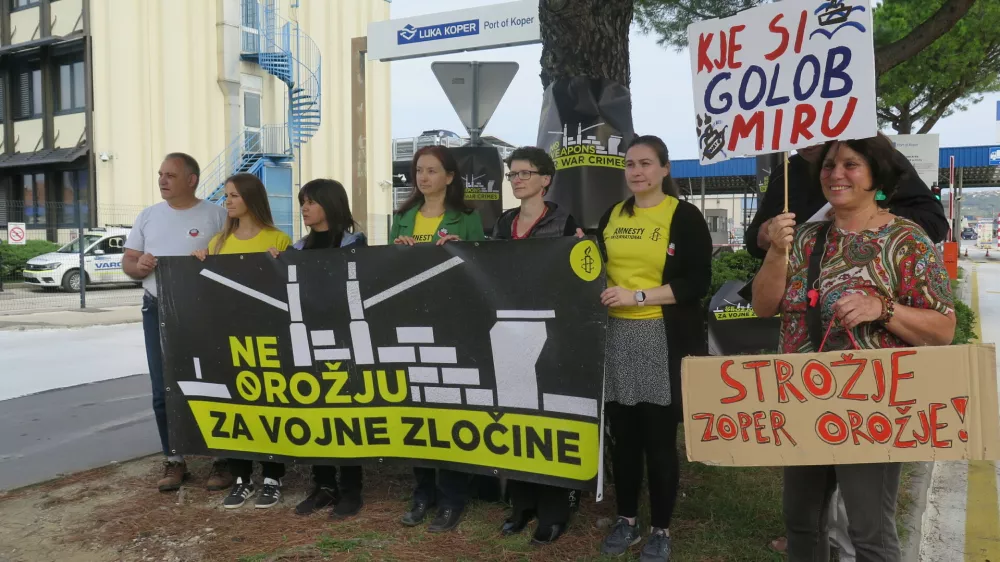 Koper, vhod v tovorno pristanisce.Novinarska konferenca Amnesty International Slovenija, na kateri so predstavili poziv slovenskim oblastem, naj preprecijo vplutje ladje Kathrin z eksplozivom za Izrael.