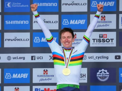 Cycling - UCI World Championships 2024 - Men's Elite Road Race - Zurich, Switzerland - September 29, 2024 Gold medallist Slovenia's Tadej Pogacar celebrates on the podium REUTERS/Denis Balibouse / Foto: Denis Balibouse