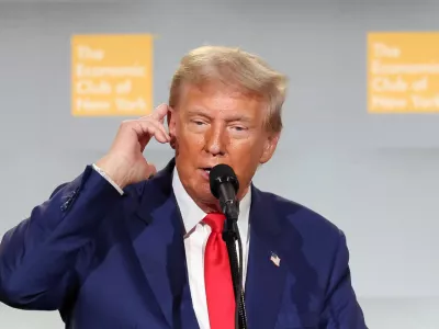 Republican presidential nominee and former U.S. President Donald Trump points to his ear as he speaks at the Economic Club of New York in New York City, U.S. September 5, 2024. REUTERS/Brendan McDermid / Foto: Brendan Mcdermid