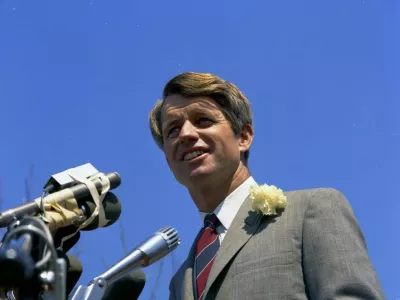 RFKC4:3 25 March 1968..Senator Robert F. Kennedy addresses a crowd at San Fernando Valley State College during 1968 presidential primary campaign...Please Credit"Sven Walnum, The Sven Walnum Photograph Collection/ John F. Kennedy Presidential Library and Museum, Boston, MA / Foto: Wikipedia