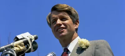 RFKC4:3 25 March 1968..Senator Robert F. Kennedy addresses a crowd at San Fernando Valley State College during 1968 presidential primary campaign...Please Credit"Sven Walnum, The Sven Walnum Photograph Collection/ John F. Kennedy Presidential Library and Museum, Boston, MA / Foto: Wikipedia