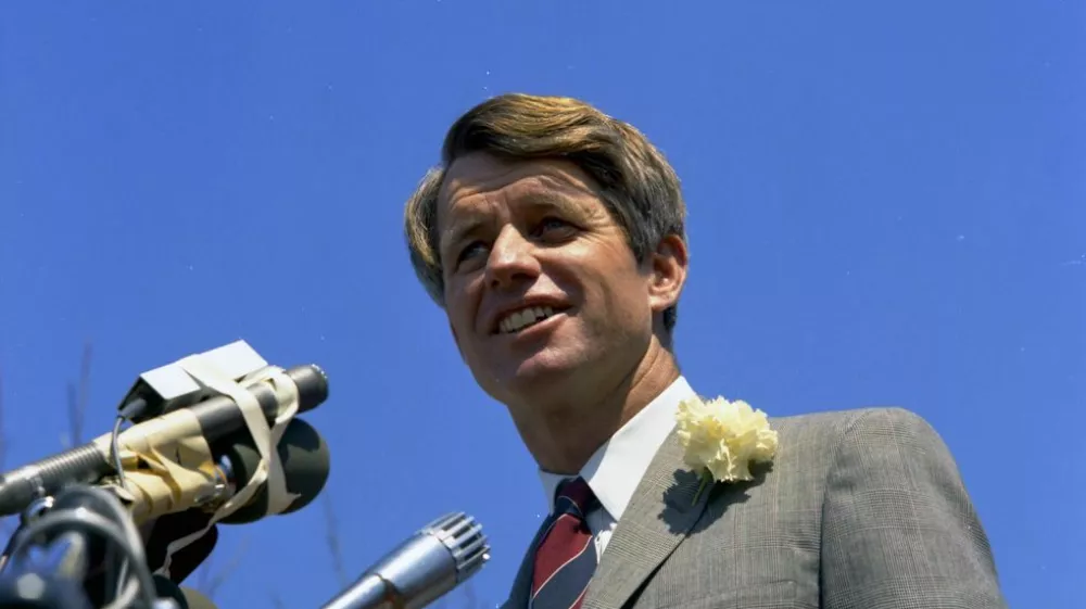 RFKC4:3 25 March 1968..Senator Robert F. Kennedy addresses a crowd at San Fernando Valley State College during 1968 presidential primary campaign...Please Credit"Sven Walnum, The Sven Walnum Photograph Collection/ John F. Kennedy Presidential Library and Museum, Boston, MA / Foto: Wikipedia