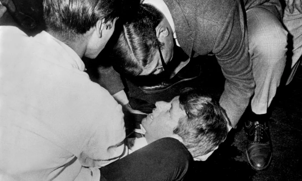 5th June 1968, Senator Robert F, Kennedy lies on the floor of the Ambassador hotel, his shirt is opened and he looks up at people assisting him with a pool of blood beneath, moments after being shot by an unidentified assailant shortly after thanking workers for his California Primary election victory early that day (Photo by Popperfoto via Getty Images/Getty Images) / Foto: Popperfoto