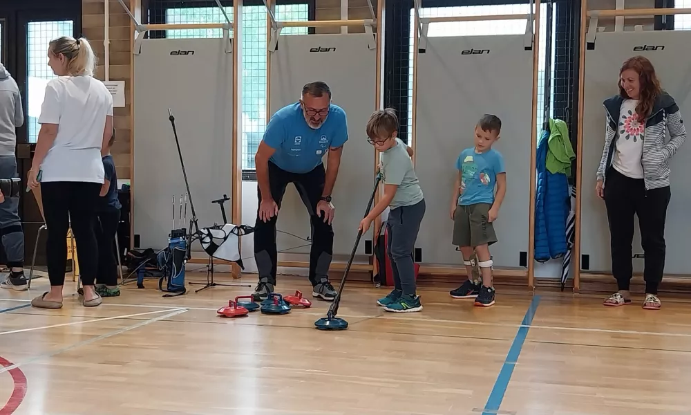 Gregor Verbinc, selektor reprezentance v curlingu je bil nad spretnostjo mladih igralcev navdušen. F Vesna Levičnik