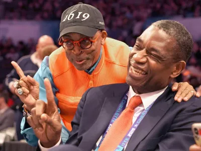 Legenda lige NBA Dikembe Mutombo je bil znan tudi kot velik humanitarec. Imel je veliko prijateljev, med njimi je bil tudi režiser Spike Lee. Foto: Reuters