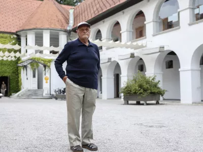 Nekdanji dolgoletni oskrbnik elektrarne papirnice Vevče Silvester Morela se dobro spominja časov, ko so bila na fužinskem gradu stanovanja. Foto: Jaka Gasar