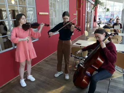 - 09.03.2022 - Hostel Celica v Ljubljani - glasbeniki Mladinskega simfoničnega orkestra Ukrajine - humanitarna pomoč umetnikom Ukrajine  ukrajinski begunci  vojna v Ukrajini//FOTO: Toma Skale 