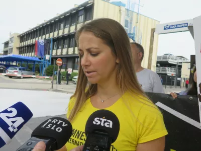 Koper, vhod v tovorno pristanisce.Novinarska konferenca Amnesty International Slovenija, na kateri so predstavili poziv slovenskim oblastem, naj preprecijo vplutje ladje Kathrin z eksplozivom za Izrael.Predstavnica Amnesty International Slovenija Taja Premk.