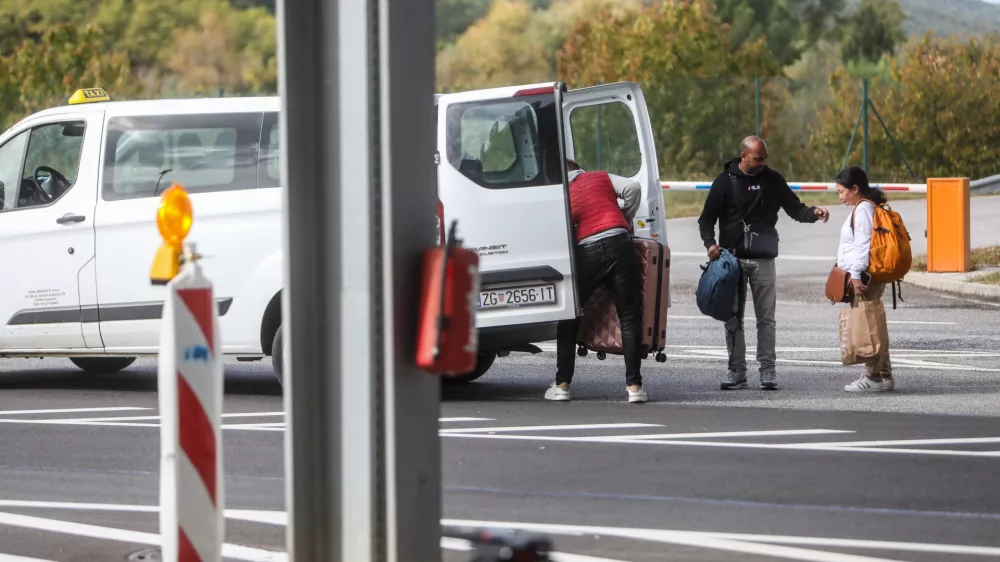 . Zavrnjena državljana tretjih držav, ki nista izpolnjevala pogojev za vstop v Slovenijo.- mejni prehod Dragonja - slovensko-hrvaška meja- policija izvaja selektivni nadzor za vse, ki vstapojo iz Hrvaške. - 2110.2023 – ponovni začasni nadzor na mejnih prehodih - uvedba deset dnevnega nadzora na mejah s Hrvaško in Madžarsko - 12 kontrolnih točk na hrvaški in dve na madžarski meji - //FOTO: Bojan Velikonja