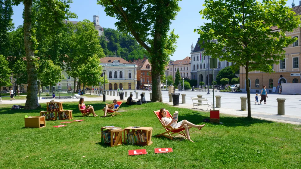 ﻿Ljubljana je v zadnjem desetletju dosegla velik napredek v kakovosti življenja. Številni zaključeni projekti uresničujejo tako našo odgovornost do okolja kot tudi udobnost bivanja za vse meščanke in meščane. Trenutno je v Ljubljani aktivnih 120 infrastrukturnih projektov. Poslanstvo uresničujemo tudi s sodelovanjem, strateškim usmerjanjem in vključevanjem uporabnikov v inovativne ideje.Mednarodna komisija je Ljubljano leta 2016 izbrala za nosilko naziva Zelene prestolnica Evrope, ker smo v najkrajšem obdobju izvedli največ trajnostnih sprememb za večjo kakovost bivanja.Med pomembne dosežke zadnjega desetletja lahko zagotovo štejemo zaprtje mestnega jedra za promet, čistočo mesta, najsodobnejši regijski center za ravnanje z odpadki, čisto pitno vodo iz javnega vodovoda skupaj s pitniki v mestu in okolici, posodobitev javnega potniškega prometa z vozili na okolju prijazna goriva, uvedbo sistema parkirišč »Parkiraj in odpelji« (P+R), širitev daljinskega ogrevanja in s tem velik prispevek k čistejšemu zraku in še dolgo bi lahko naštevali.Za meščane izvajamo tudi mnoge projekte, katerih zgodbe so videti majhne, a delajo velike premike v kakovosti bivanja in v naših glavah. Nekaj takih predstavljamo tudi na teh straneh.Javni holding Ljubljana pod svojim okriljem združuje podjetja JP Vodovod-Kanalizacija, Energetika Ljubljana, Snaga in Ljubljanski potniški promet. Vsako od podjetjih skrbi za svoje področje, vsi skupaj pa za nemoteno oskrbo s storitvami javnih služb. K celovitosti delovanja pomembno prispevata tudi javni podjetji ŽALE ter Javno podjetje Ljubljanska parkirišča in tržnice.  #fotografija - utrip mesta - ljudje v parkuObiskovalci Ljubljane, čudovite prestolnice Slovenije, lahko začutijo utrip mesta na mnogo načinov: med sprehodom po središču mesta, na kulturni prireditvi, ob klepetu s prijaznimi prebivalci ali ob uživanja pod krošnjami dreves. Le malo se jih ob tem zaveda, da za vse to udobje 24 ur na dan skrbi preko 2.400 zaposlenih v Javnem holdingu Ljubljana /naših sodelavcevPijemo vodo iz pipePrvi javni vodovod v Ljubljani je bil zgrajen leta 1890, ko je pitna voda pa 27 kilometrih vodovodnih cevi pritekle v 606 ljubljanskih hiš. Danes družba JP Vodovod-Kanalizacija skrbi za nemoteno oskrbo s pitno vodo za približno 329.000 prebivalcev. Hkrati podjetje skrbi tudi za nemoteno odvajanje in čiščenje odpadne in padavinske vode. V okviru trenutno največjega kohezijskega projekta v državi, Čisto zate - Odvajanje in čiščenje odpadne vode na območju vodonosnika Ljubljanskega polja, vrednega 111 milijonov evrov brez DDV, bomo v prihodnjih letih v Mestni občini Ljubljana nadgradili Centralno čistilno napravo Ljubljana, zgradili povezovalni kanal C0 in uredili odvajanje in čiščenje odpadne vode na 39 ljubljanskih območjih ter nekaterih območjih v občinah Medvode in Vodice. Samo v Ljubljani bo kanalizacija na novo zgrajena na 261 ljubljanskih ulicah, na javno kanalizacijsko območje pa bodo na novo priključena gospodinjstva z več kot 17.500 prebivalci. Odpadne vode obstoječih in novih uporabnikov se bodo stekale na Centralno čistilno napravo Ljubljano, katere zmogljivosti bodo povečane, tehnološki postopek čiščenja odpadne vode pa nadgrajen s terciarno stopnjo čiščenja. Povezovalni kanal C0 bo bistveno razbremenil ljubljanski centralni kanalizacijski sistem in omogočil priključitev odpadnih vod iz delov naselij ob Savi, kjer vsi objekti še niso priključeni na kanalizacijo in severozahodnega dela Ljubljane, Medvod in Vodic in tako omogočil višji učinek čiščenja odpadne vode. #fotografija - pitnikPreko sistema pitnikov je obiskovalcem Ljubljane na voljo osvežitev s čisto pitno vodo na javnih mestih. Najbližjo lokacijo pitnika v mestu lahko preverite preko aplikacije Tap Water Ljubljana. www.vo-ka.siBivanju dajemo utripEnergetika Ljubljana predstavlja energetsko srce Ljubljane, katerega bitje za oskrbo s toploto, zemeljskim plinom in električno energijo je čutiti tudi širše v osrednji regiji Slovenije. Več kot 120.000 uporabnikov daljinskega ogrevanja in zemeljskega plina je danes zaslužnih, da je kakovost bivanja v prestolnici in njeni okolici čedalje višja, saj daljinska oskrba z energijo, ki jo zagotavljamo, pomembno prispeva k zmanjševanju obremenjevanja okolja, predvsem zraka. Glavno načelo Energetike Ljubljana je, da bivanju dajemo utrip in poskrbimo, da so naši uporabniki zadovoljni z vsemi storitvami, ki jih izvajamo. Z zanesljivo, okolju prijazno in energetsko učinkovito oskrbo, ki jo zagotavljamo 24 ur na dan in vse dni v letu, sledimo visokim okoljskim standardom, ter s povezovanjem storitev v različne pakete po prijaznih cenah, skrbimo tudi za zadovoljstvo naših uporabnikov. V ta namen jim v okviru Kluba Zvestoba ogreva nudimo različne ugodnosti. Članom kluba niso na voljo zgolj storitve, ki jih izvajamo, temveč tudi druge ugodnosti, ki jih je mogoče izkoristiti v ostalih krajih Slovenije. #grafika:Dom ni le osrednja točka našega življenja, temveč je način bivanja. Energetika Ljubljana svojim uporabnikom zagotavlja celovito, okolju prijazno in cenovno ugodno energetsko oskrbo, 24 ur na dan in vse dni v letu. www.energetika-lj.siManj je več Ljubljanska Snaga z dovršenim sistemom skrbi za celostno ravnanje z odpadki v enajstih občinah, Ljubljana pa še posebej izstopa s podzemnimi zbiralnicami odpadkov na 67 lokacijah in 67-odstotnim deležem ločeno zbranih odpadkov, s čimer dosega najboljše rezultate med evropskimi prestolnicami. Upravljamo tudi krajinski park Tivoli, Rožnik in Šišenski hrib, ki ga letno obišče več kot dva milijona ljudi, in najsodobnejši obrat za predelavo odpadkov, RCERO Ljubljana. www.snaga.siBert ponuja izdelke brez embalažeSpodbujamo tudi bolj trajnosten in odgovoren življenjski slog. V prostorih Centra ponovne uporabe na Povšetovi 4 smo postavili prvi samopostrežni avtomat za prodajo izdelkov brez embalaže Bert. Avtomat je odprt od torka do sobote med 9. in 17. uro.Samopostrežni avtomat Bert ponuja BIO čistila, šampone, več vrst kisa in olje kupcem, ki po izdelke pridejo s svojo (povratno) embalažo, hkrati pa s svojo posebno obleko sporoča, da lahko s premišljenim nakupovanjem preprečimo nastajanje novih odpadkov. Oprema oziroma pohištvo je delo avtoric Nuše Jelenec in Nine Mršnik. Naredili sta jo iz odpadne plastične embalaže, ki sta jo stopili in predelali v plastične plošče ter iz njih naredili pohištvo.#foto BertPametne rešitve v javnem prevozuSkladno z razvojem mesta in trendi tako doma kot v tujini v Ljubljanskem potniškem prometu (LPP) v zadnjih letih pospešeno optimiziramo linije, obnavljamo in posodabljamo vozni park. Od leta 2007 dalje je bilo optimiziranih ali novih več kot 60 linij ter zamenjanih kar 168 avtobusov. Kar 70 vozil v voznem parku LPP poganja CNG – stisnjen zemeljski plin. Z izbiro okolju prijaznih avtobusov sledimo načelom trajnostne mobilnosti in razvoja Ljubljane, ki smo se jim zavezali že pred desetletjem. Posodabljanje voznega parka je naša trajna zadolžitev, zato bo l. 2019 po Ljubljani zapeljalo še 17 hibridnih avtobusov, ki uporabljajo za pogon zemeljski plin in električno energijo. LPP se ponaša še z 20 osebnimi vozili, v mestni peš coni pa s 6 Kavalirji na električni pogon. Električni vozni park dopolnjuje električni vlakec Urban. Ogled mesta z Urbanom je atrakcija, ki je v Ljubljani ne smete zamuditi. Vlakec Urban svojo krožno pot začenja v bližini Mestne hiše, nato vas popelje na Ljubljanski grad, ob Ljubljanici, do Trnovskega pristana, mimo Opere, Moderne galerije in Prešernovega trga, vse do izhodiščne točke. www.lpp.si/urban Rezervacije: vlakec.urban@lpp.siNudimo tudi najem avtobusov za potovanja po svetu. Najnovejši turistični avtobusi so prilagojeni osebam z oviranostmi, katere dvignemo do sedeža s posebnim dvigalom. www.lpp.si/javni-prevoz/obcasni-prevozi-najemi-avtobus Rezervacije: avtobus@lpp.si# foto: turistični avtobusVeč kot le spominLeta 1914 je mesto Ljubljana sklenilo, da bo zaščitilo meščane in javni interes pred izkoriščanjem zasebnih pogrebnih podjetij tako, da bo ustanovilo svoj mestni pogrebni zavod. Danes, več kot 100 let kasneje, v javnem podjetje ŽALE še vedno opravljamo svojo dejavnost in sicer na 18 pokopališčih na območju Mestne občine Ljubljana. Izvajanje pogrebnih storitev poteka po principu »vse na enem« ter z visoko mero spoštovanja in pietete, tako do pokojnikov, kot do njihovih svojcev. Naša prizadevanja so bila v zadnjih desetletjih usmerjena v ozaveščanje javnosti o širšem pomenu pokopališč. To niso zgolj ograjeni prostori, namenjeni pokopavanju in spominu na umrle, pač pa mnogo več. So tudi kulturna dediščina, parki in turistične znamenitosti. So prostori, kjer se povezujejo in prepletajo sedanjost in preteklost, so umetnost in narava. Veliko pozornosti posvečamo tudi dejavnosti kamnoseštva in cvetličarstva. Poslovalnici Plečnikove cvetličarne sta odprti vse dni v letu. Delo cvetličarskih mojstric zajema vse oblike sodobne floristike. Svojo kreativnost in občutek za estetiko izražajo tudi pri okrasitvah prostorov na večjih dogodkih in prireditvah po Sloveniji. Naročila aranžmajev za vse priložnosti sprejemamo v poslovalnici cvetličarn in preko spletne strani Plečnikova cvetličarna, kjer je možno naročiti tudi dostavo cvetja. www.plecnikova-cvetlicarna.si#foto majicaNadomestimo PVC vrečke z biorazgradljivimiV Javnem podjetju Ljubljanska parkirišča in tržnice (JP LPT) izvajanje storitev na okolju prijazen način nenehno nadgrajujemo. Ena takšnih nadgradenj je ponovna uporaba odsluženih prometnih znakov. V decembru 2016 smo najemnikom stojnic oziroma prodajalcem na vseh ljubljanskih tržnicah brezplačno razdelili 127.000 vrečk iz koruznega škroba, ki so biološko razgradljive in kot take za razliko od PVC vrečk ne bodo obremenjevale okolja. Lansko leto smo v sodelovanju z Mestno občino Ljubljana pripravili novo akcijo za promocijo uporabe biorazgradljivih vrečk. Akcijo smo opremili s sloganom NISEM VEČNA, SEM PA ZATO MANJ TEČNA in v njej o škodljivosti PVC vrečk ozaveščali preko socialnih omrežij in televizije. Ozaveščali smo tudi kupce na ljubljanskih tržnicah. Letos maja in junija smo kupcem na Osrednji ljubljanski tržnici tri sobotne dopoldneve brezplačno delili biološko razgradljive vrečke. V juniju so se akciji pridružili tudi ponudniki trgovskih in gostinskih storitev, ki so se odzvali povabilu Mestne občina Ljubljana v boju proti plastičnim vrečkam.V prihodnjem letu, predvidoma v mesecu marcu, bomo na Osrednji ljubljanski tržnici postavili vrečkomat, iz katerega si bodo kupci pred nakupom sadja in zelenjave lahko vzeli biološko razgradljivo vrečko. Zavedamo se škodljivosti PVC vrečk, zato si želimo čim hitrejši prehod na ekološko sprejemljivejšo vrsto nosilnih vrečk.