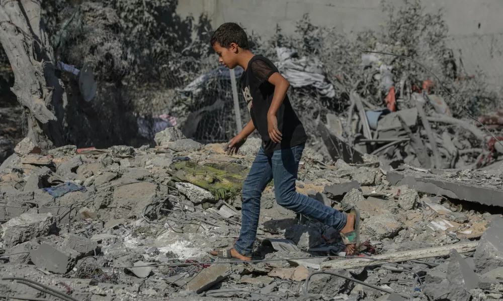 04 October 2024, Palestinian Territories, Deir Al-Balah: A Palestinian child walks around the destruction a house hit by an Israeli airstrike in Deir al-Balah, central Gaza Strip. Photo: Omar Ashtawy/APA Images via ZUMA Press Wire/dpa