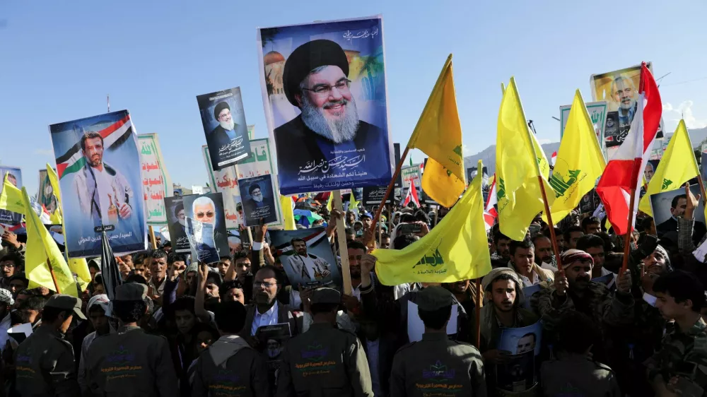 Protesters, mainly Houthi supporters, rally to commemorate late leader of Lebanon's Hezbollah, Hassan Nasrallah, and to show support to Palestinians in the Gaza Strip, in Sanaa, Yemen October 4, 2024. REUTERS/Khaled Abdullah   TPX IMAGES OF THE DAY