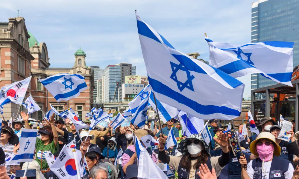 05 October 2024, South Korea, Seoul: Protesters wave South Korean and Israeli flags during a pro-Israel rally for the safe return of Israeli hostages held by Hamas and in solidarity with Israel to mark the first anniversary of the war, which began with the Hamas attack. Photo: Kim Jae-Hwan/SOPA Images via ZUMA Press Wire/dpa