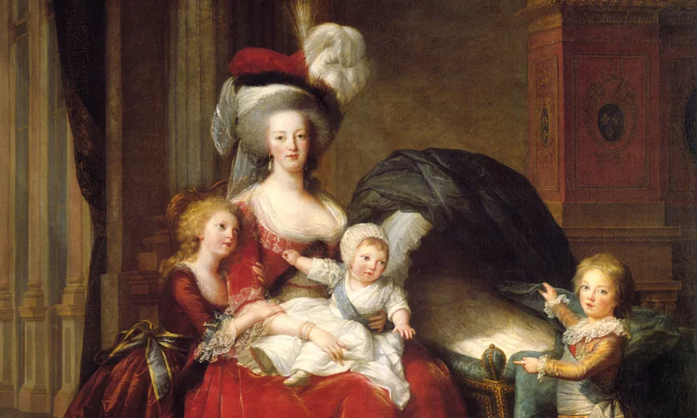 Ta državni portret Marije Antoinette in njenih treh preživelih otrok, Marie Thérèse, Louisa Charlesa (v njenem naročju) in Louisa Josepha, ki držijo draperijo prazne košare, katera označuje nedavno smrt Marijinega četrtega otroka Sophie, je bil namenjen izboljšanju njenega ugleda - kot skrbne matere v preprosti, a mogočni obleki. Avtorica slikarskega portreta Élisabeth Vigée Le Brun je to delo naslikala leta 1787. / Foto: Wikipedija / Foto: Wikipedija