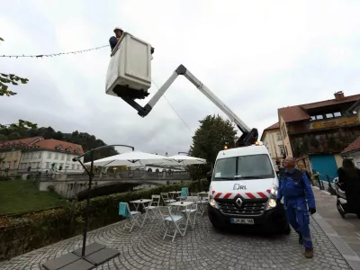 Ekipa Javne razsvetljave je začela praznično okraševati Ljubljano. Foto: Tomaž Skale