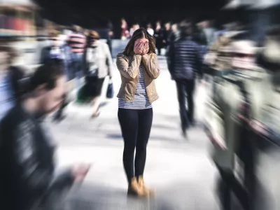 Panic attack in public place. Woman having panic disorder in city. Psychology, solitude, fear or mental health problems concept. Depressed sad person surrounded by people walking in busy street. / Foto: Tero Vesalainen