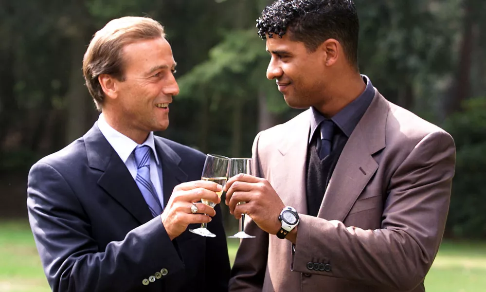 FILE PHOTO: Former Dutch soccer international Frank Rijkaard (R) toasts his new assistant Johan Neeskens at the Dutch soccer association's headquarters in Zeist August 31./File Photo