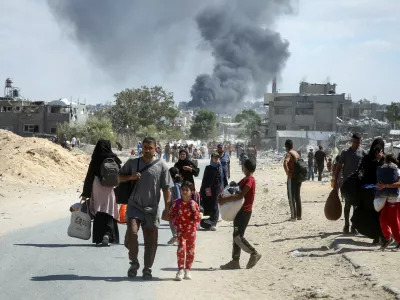 Smoke rises following an Israeli strike as displaced Palestinians make their way to flee areas in the eastern part of Khan Younis following an Israeli evacuation order, amid the ongoing conflict between Israel and Hamas, in Khan Younis in the southern Gaza Strip October 7, 2024. REUTERS/Hatem Khaled