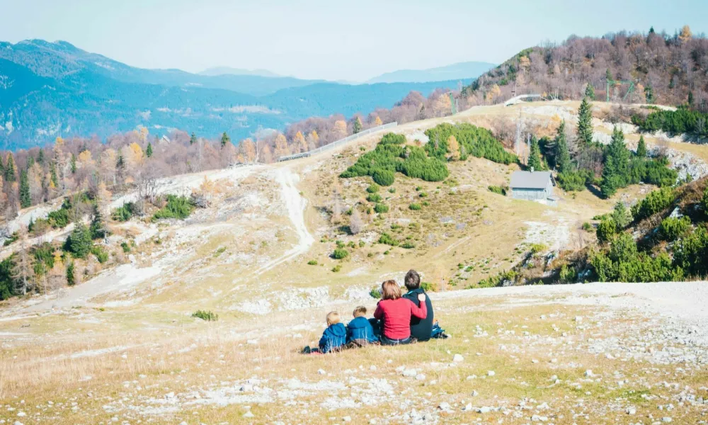 Family with two children admires the mountains, relaxing in nature. Slovenia, Vogel. / Foto: Aleksandra Kaiudina