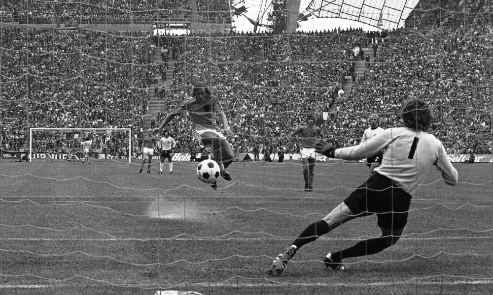 Prava »bomba«, s katero je Johan Neeskens z enajstmetrovke premagal nemškega vratarja Seppa Maierja v finalu svetovnega prvenstva 1974. Foto: AP