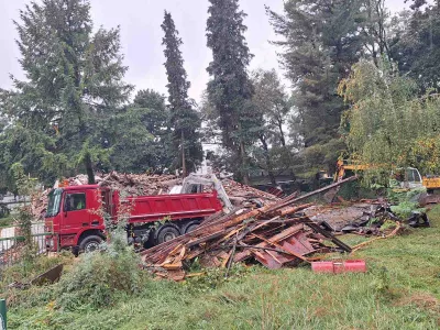 Med Bleiweisovim parkom in avtobusno postajo so odstranili propadajočo vilo, v kateri je deloval prvi vrtec v Kranju. Foto: MOK