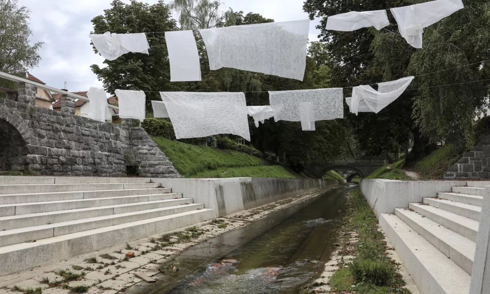 - 16.09.2024 - simbolična fotografija - inštalacija čez Gradaščico//FOTO: Jaka Gasar