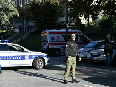 Kosto K., ki je lani na osnovni šoli izvedel strelski pokol, so na sodišče iz psihiatrične klinike za otroke pripeljali v rešilcu in spremstvu policije. 