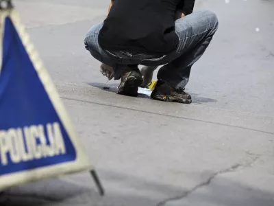 - Sketova ulica v Ljubljani - streljanje - policisti niso izsledili oseb, so pa zavarovali sledi, ki kažejo na to, da je bilo uporabljeno strelno orožje, /FOTO: Luka Cjuha