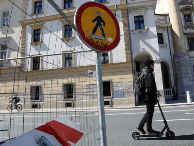 Poškodbe ponesrečenih voznikov e-skirojev so veliko hujše od kolesarskih in motorističnih.