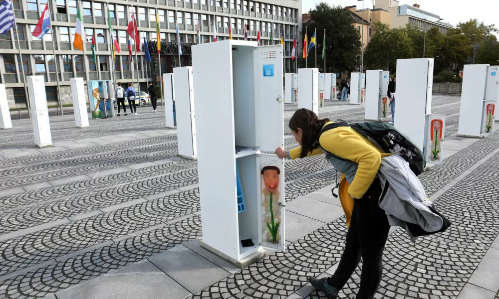 09.10.2024 - UNICEF Slovenija na Trgu republike v Ljubljani odprl 90 Stisk iz omaric – 90 resničnih anonimnih zgodb o stiskah otrok in mladih iz Slovenije.Foto: Tomaž Skale