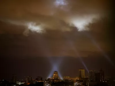 Ukrainian service personnel use searchlights as they search for drones in the sky over the city centre during a Russian drone strike, amid Russia's attack on Ukraine, in Kyiv, Ukraine September 30, 2024. REUTERS/Gleb Garanich