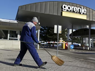 delavec pometa - metla- upravna stavba GORENJE, gospodinjski aparati d.d., Velenje //FOTO: Jaka Gasar