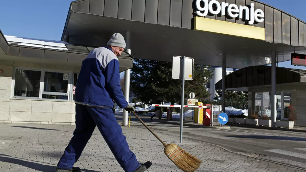 delavec pometa - metla- upravna stavba GORENJE, gospodinjski aparati d.d., Velenje //FOTO: Jaka Gasar