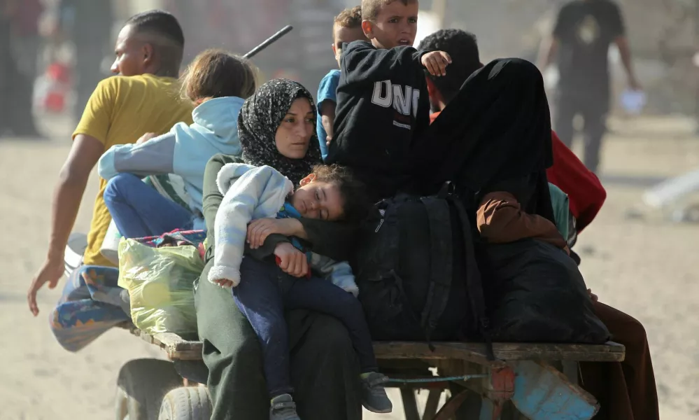 Displaced Palestinians make their way to flee areas in the eastern part of Khan Younis following an Israeli evacuation order, amid the ongoing conflict between Israel and Hamas, in Khan Younis in the southern Gaza Strip October 7, 2024. REUTERS/Hatem Khaled