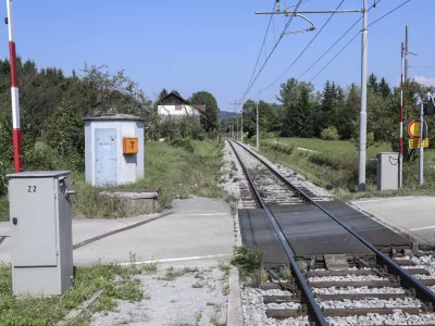 Občani Stanežič, Medna in Dvora ministrstvu in občini očitajo, da niso bili primerno obveščeni o načrtu posodobitve železnice, ki naj bi močno posegla v njihov življenjski prostor. Foto: Jaka Gasar 