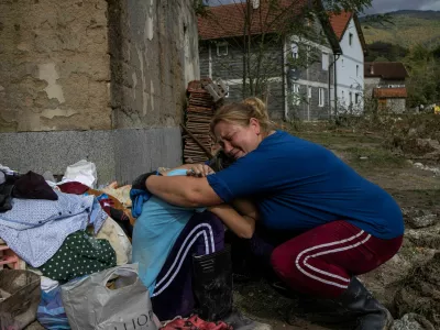 Medina Kezo and Elvedina Poturovic react after floods and landslides in a village of Trusina, Bosnia and Herzegovina, October 6, 2024. REUTERS/Marko Djurica / Foto: Marko Djurica