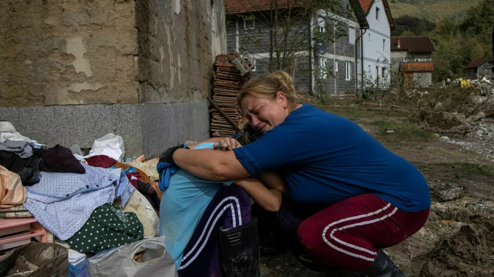 Medina Kezo and Elvedina Poturovic react after floods and landslides in a village of Trusina, Bosnia and Herzegovina, October 6, 2024. REUTERS/Marko Djurica / Foto: Marko Djurica