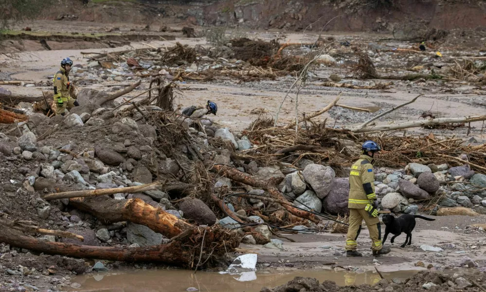 Rescue workers search for victims after the floods and landslides in a village of Buturovic Polje, Bosnia and Herzegovina, October 7, 2024.REUTERS/Marko Djurica / Foto: Marko Djurica