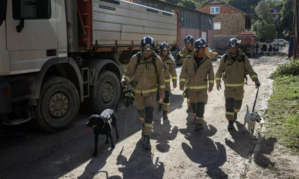 Rescue workers with dogs search for victims after the floods and landslides in a village of Buturovic Polje, Bosnia and Herzegovina, October 7, 2024.REUTERS/Marko Djurica / Foto: Marko Djurica