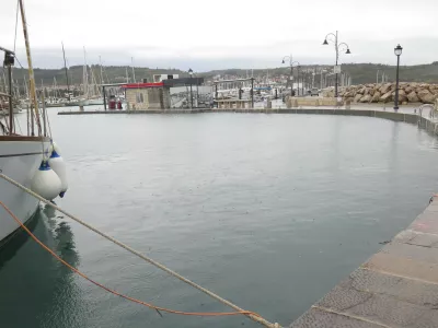 Izola, obnovljeni ribiski pomol.Poplave ob visoki plimi.