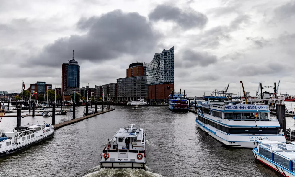 10 October 2024, Hamburg: Dark rain clouds pass over the port of Hamburg and the Elbphilharmonie concert hall. In parts of Germany, ex-hurricane "Kirk" brings gloomy autumn weather. Photo: Axel Heimken/dpa