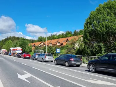 Zaradi obnove vozišča bo do 15. decembra promet med Vinsko Goro in Črnovo oziroma odcepom za Dobrno potekal izmenično enosmerno. Foto: arhiv Velenjčana