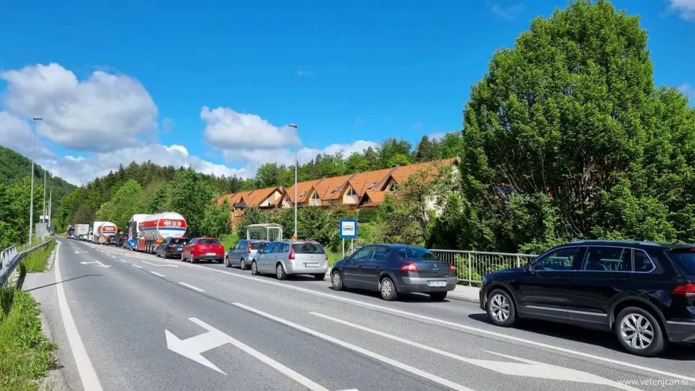 Zaradi obnove vozišča bo do 15. decembra promet med Vinsko Goro in Črnovo oziroma odcepom za Dobrno potekal izmenično enosmerno. Foto: arhiv Velenjčana